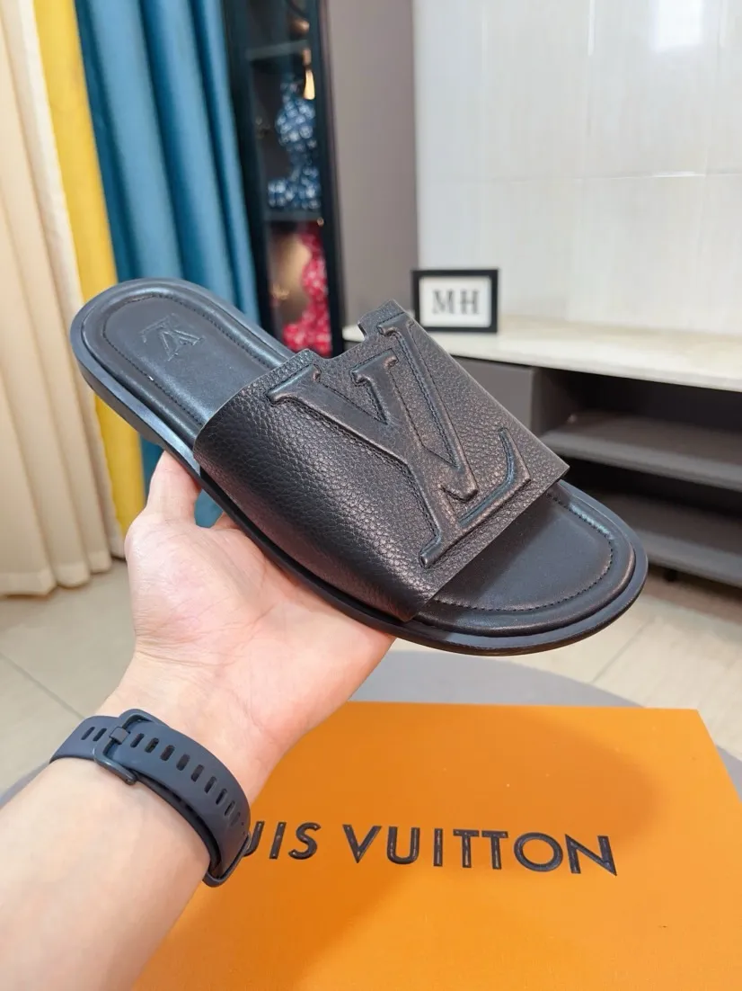 Men's shoes 💰340🌸🌸LV medium men's spring and summer slippers counter synchronization. The uppers are imported cowhide fabrics from Italy, logo graphics and high-quality craftsmanship. Soles: original soles specially provided by the original factory. Exclusive molded soles are super comfortable. Original factory single goods. 🔍🔍High quality. You can enter and exit the counter at will. Welcome to compare. Size 38-45